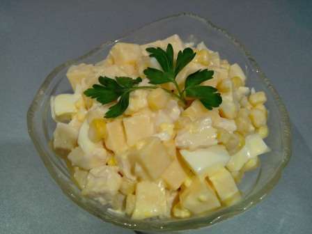 Салат з куркою, ананасами і кукурудзою