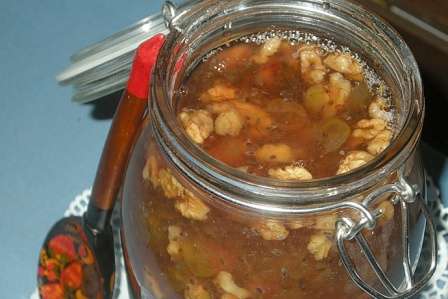 Рецепт: Варення з агрусу з волоськими горіхами.