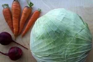Капуста з буряком, травами і часником