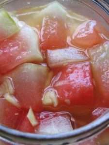 Маринований кавун шматочками