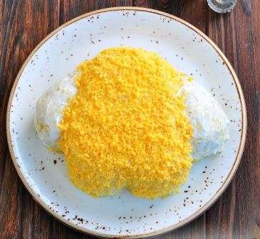 Новогодний салат "Собачка" с копченой курицей и грибами