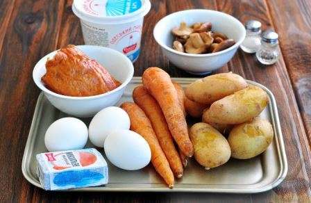 Новорічний салат "Собачка" з копченою куркою і грибами