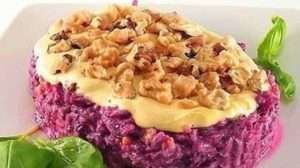 Новорічний салат з запеченими овочами і фундуком.