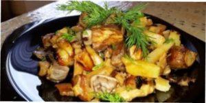 Смажена картопля на сковороді з грибами