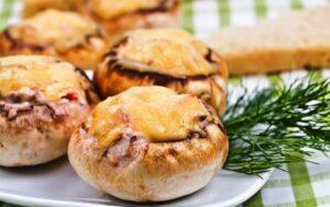 Печериці фаршировані сиром і часником