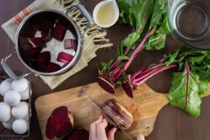 Як пофарбувати яйця буряком