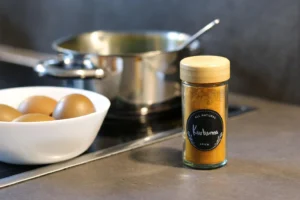 Як пофарбувати яйця куркумою