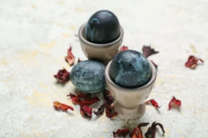 Як пофарбувати яйця чаєм каркаде: вінтажний фіолетовий