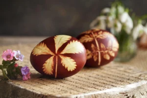 Як зробити на яйцях візерунки з листям