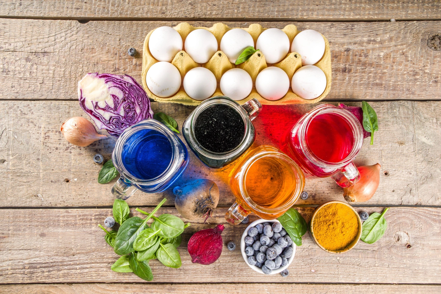 Чим пофарбувати яйця на Великдень удома: понад 10 незвичайних способів