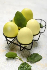 Як пофарбувати яйця шпинатом або петрушкою